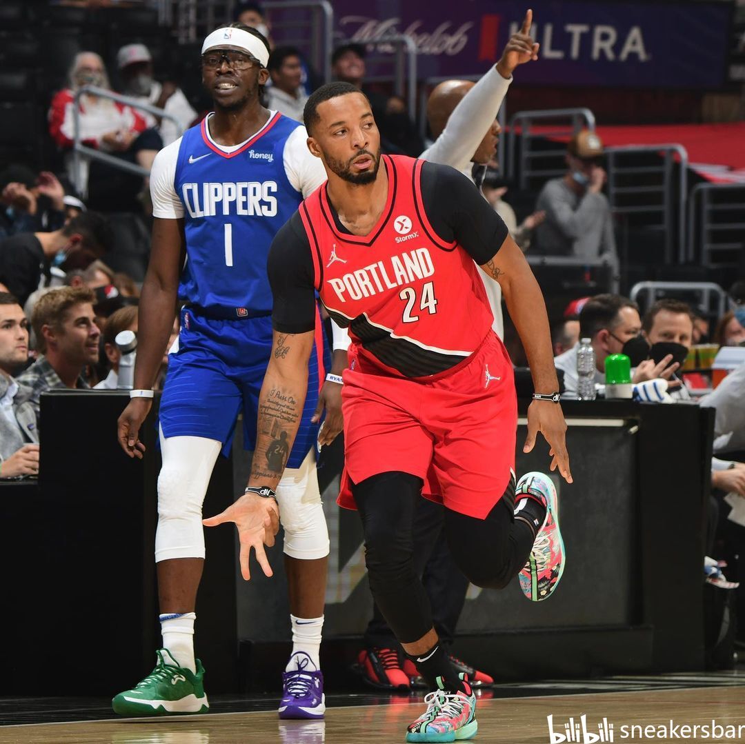 在这个背景 在这个背景